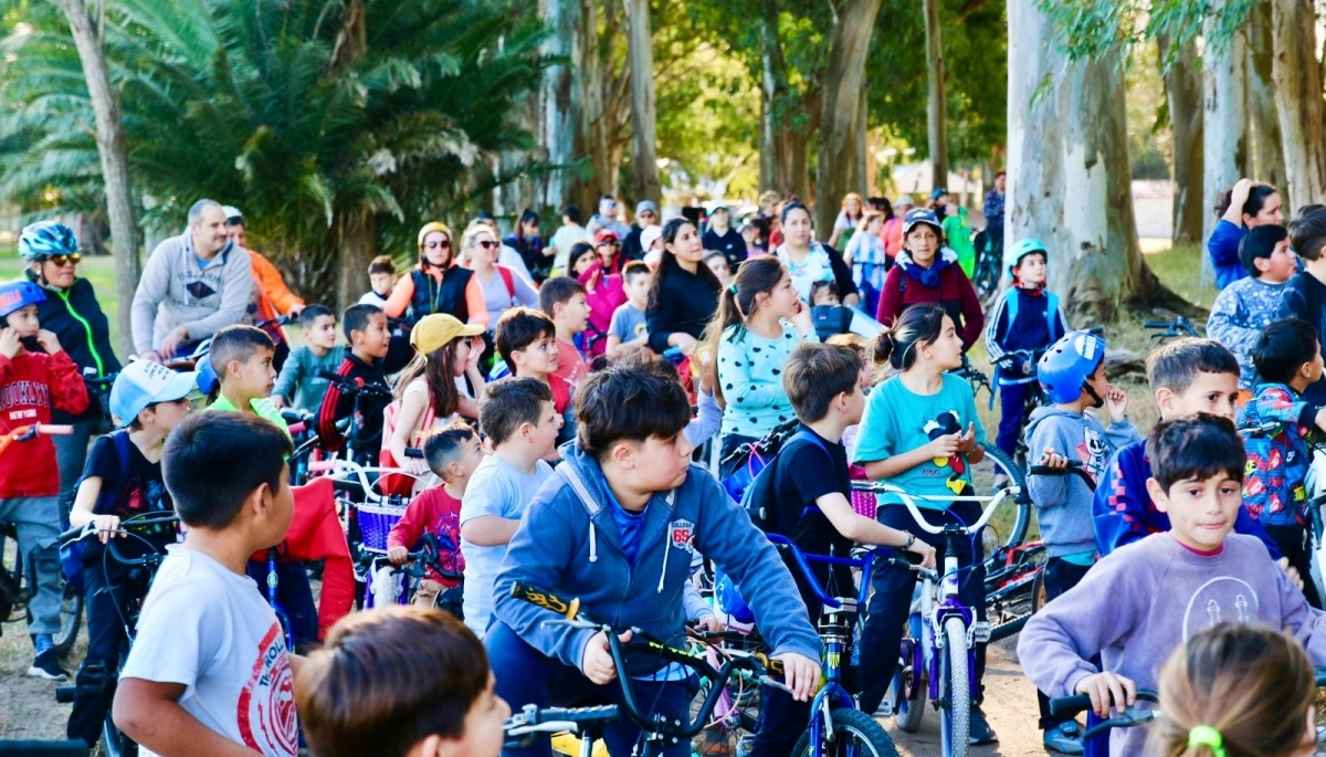 Llegó el “Umbrella Bici Power” a 25 de Mayo, una actividad ambiental para niños y adultos