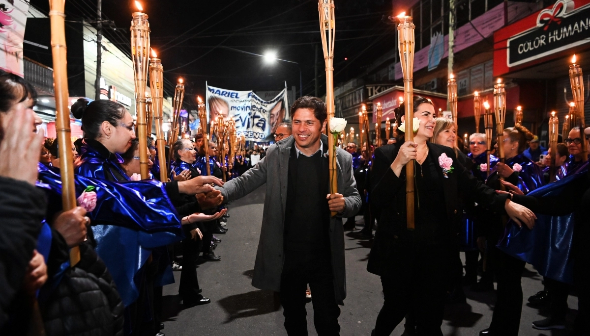 Kicillof acrecienta el respaldo del Movimiento Evita: marcha de antorchas por el fallecimiento de Eva