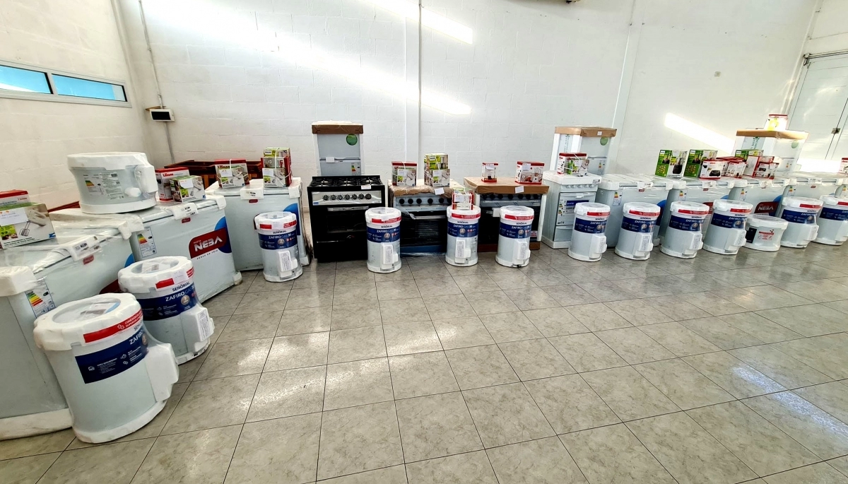 El Gobierno bonaerense entregó objetos de cocina a escuelas de Rivadavia