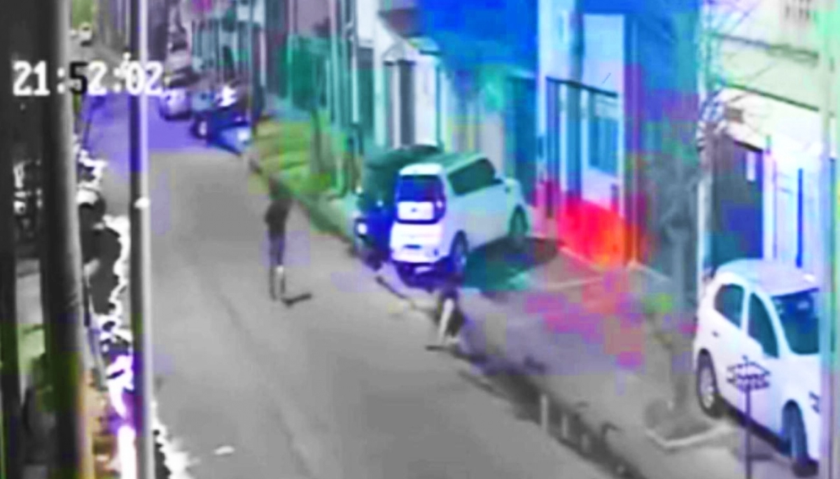 Feroz ataque de motochorros en Lanús: una mujer fue ahorcada, golpeada y arrastrada por el pavimento