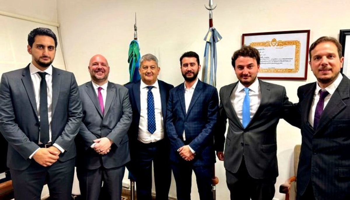 De “inepto” a “alérgico al progreso”: diputados libertarios fustigaron el discurso de Kicillof por la planta de GNL
