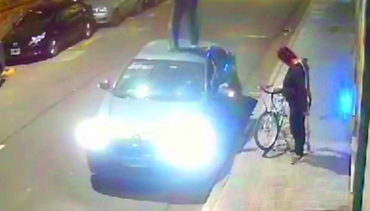 Temerario robo en la Ciudad: trepó por la fachada, descolgó el botín y saltó a un vehículo desde el balcón