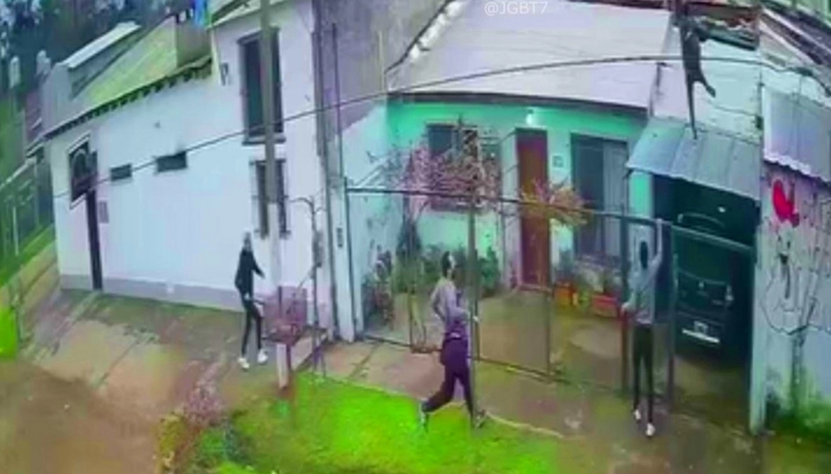 Evitó que lo linchen corriendo y saltando techos como un deportista olímpico