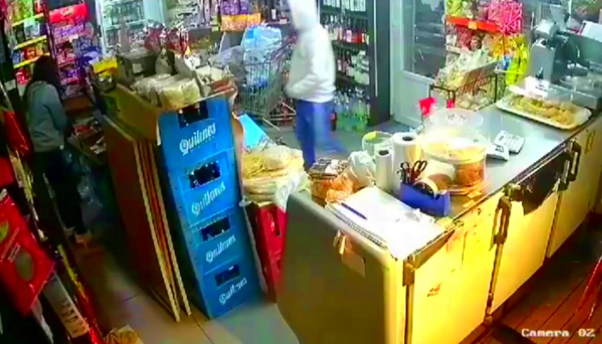 Con trompadas y patadas, una empleada intentó evitar un salvaje asalto al almacén
