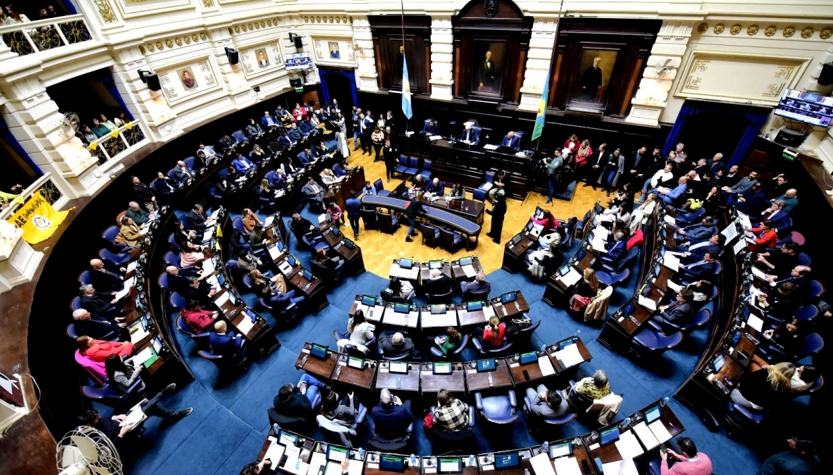 Se reactiva Diputados en la Provincia: planta de GNL, RIGI y el escándalo de Alberto Fernández