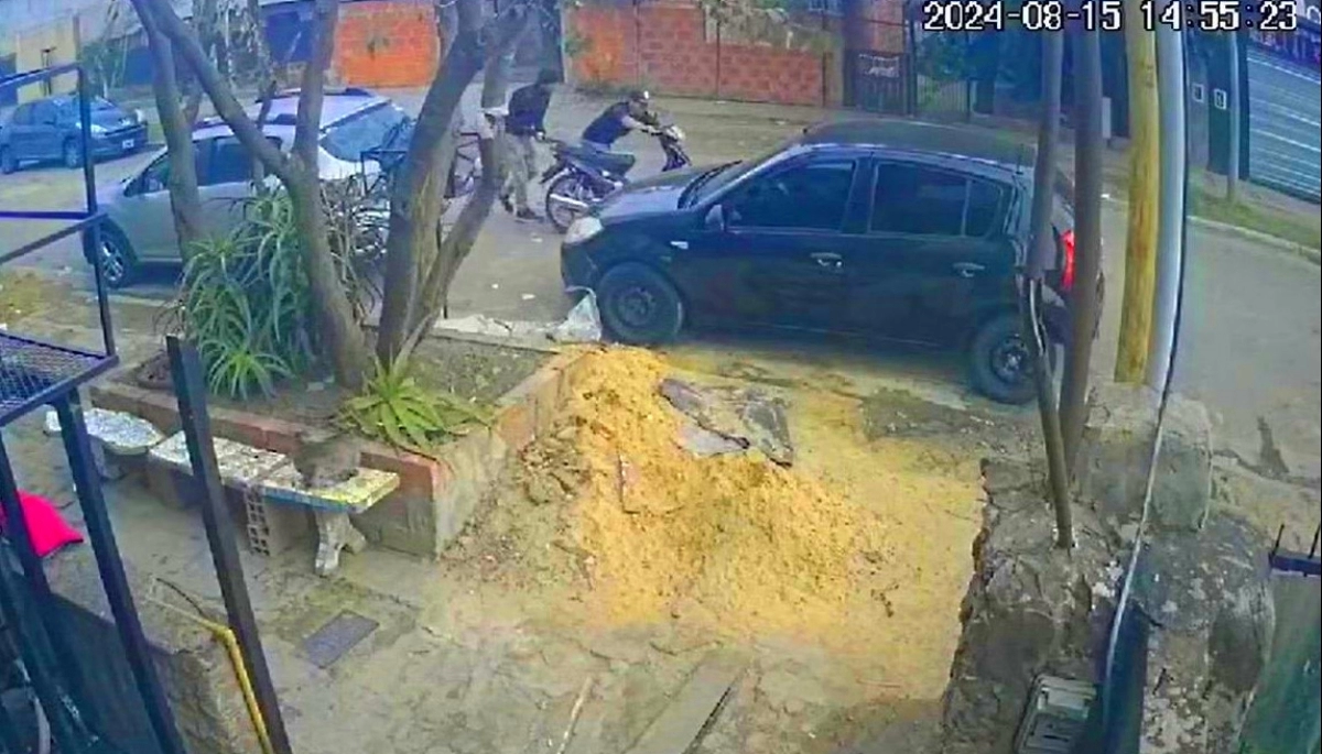 "Chorros de motos" en Morón: trabada con una linga, se la llevaron a la rastra