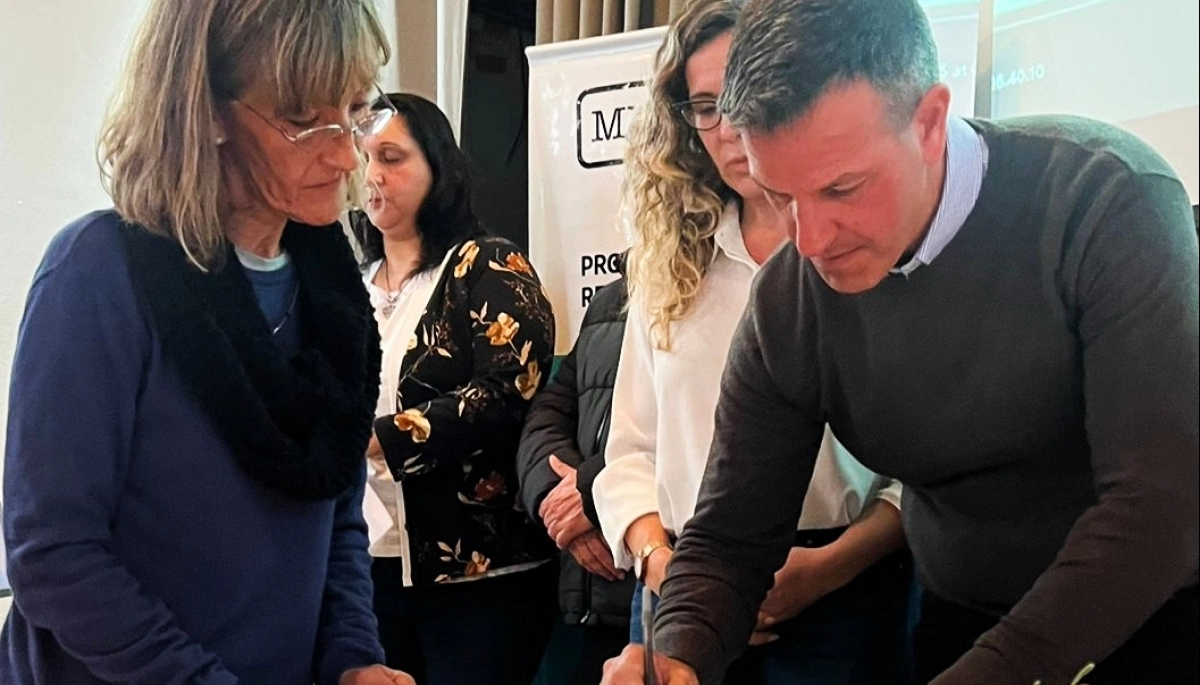 Sciani encabezó la entrega de 40 firmas de escrituras para familias de Roque Pérez
