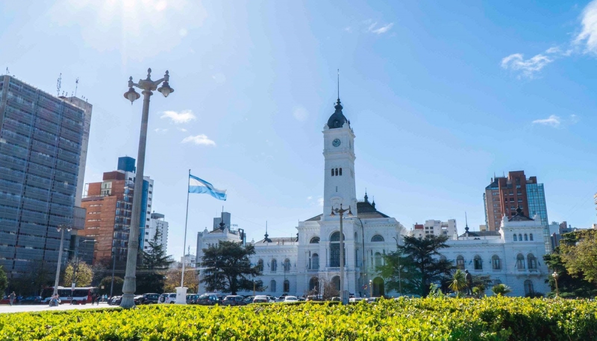 La Plata volvió a aumentar los salarios de los empleados municipales: cuánto subió