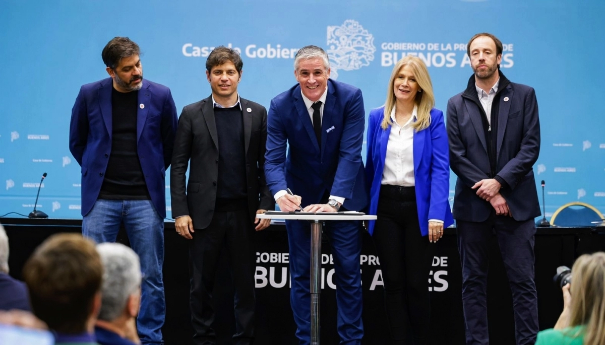 Diz estuvo presente en la firma por el desembolso del Fondo Municipal de Kicillof