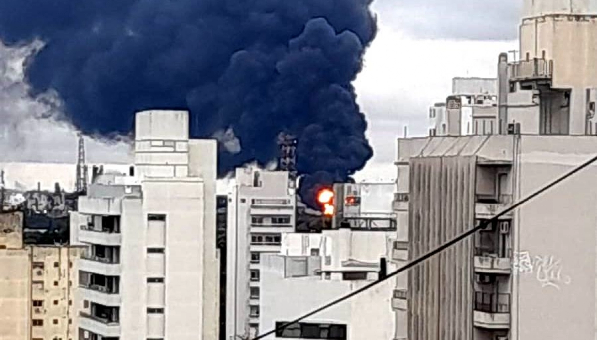 ¡Alarma! Fuego y humo negro en la destilería de YPF de La Plata