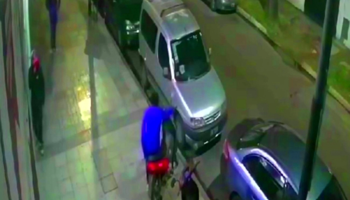 Inseguridad en Lanús: en la puerta del club, tres jóvenes le robaron la moto a un futbolista
