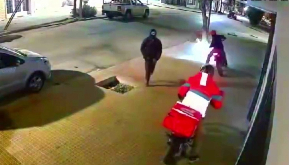 Inseguridad en La Plata: motochorros atacaron a un delivery cuando entregó un pedido