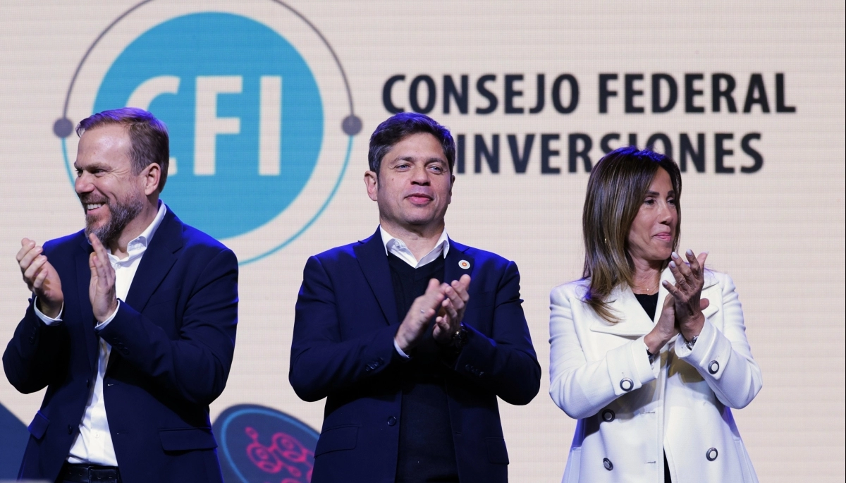 Kicillof arribó a Ezeiza para presentar una nueva escuela y un programa industrial local