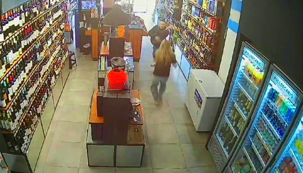 Conmoción en la Ciudad por un violento que atacó a una mujer en una vinoteca de Núñez