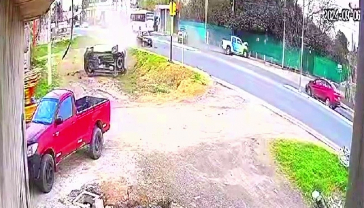 Triple choque y vuelco: un móvil del Comando de Patrullas impactó a dos camionetas en la ruta