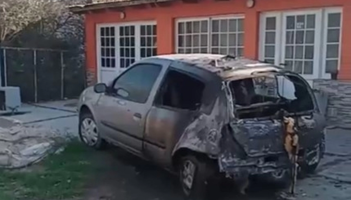 Buscan a un pirómano que destruyó el auto de una mujer policía