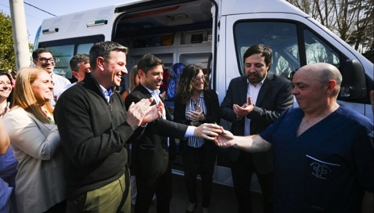 Kicillof aterrizó en territorio massista para la entrega de una ambulancia y equipo médico
