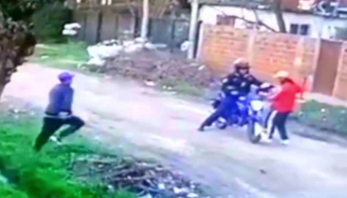 Con una lanza, rescató a un moto remisero que fue emboscado por salvajes ladrones