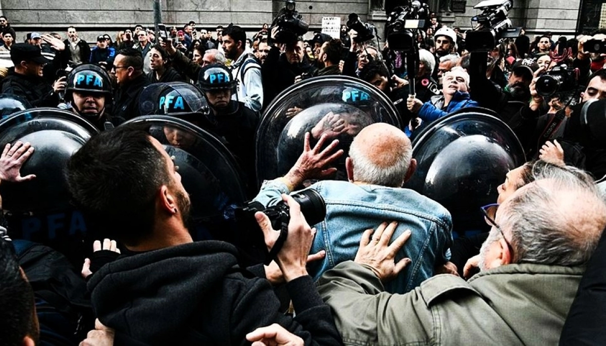 Reforma jubilatoria y veto aprobado: feroz represión en las afueras del Congreso