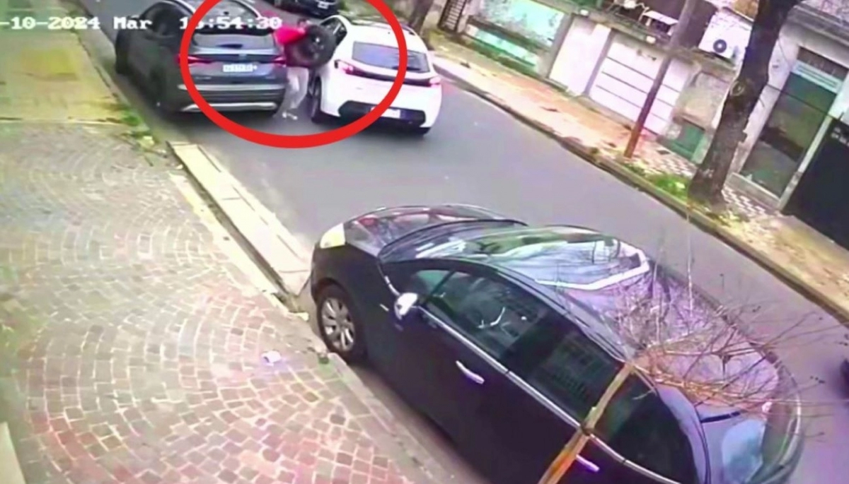 En pocos minutos y a cara descubierta, un dúo de roba ruedas hizo desastres en Lanús