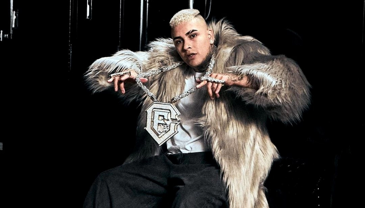 Callejero Fino le saca brillo a sus joyas en “Drinkin' & Smoke", su último RKT