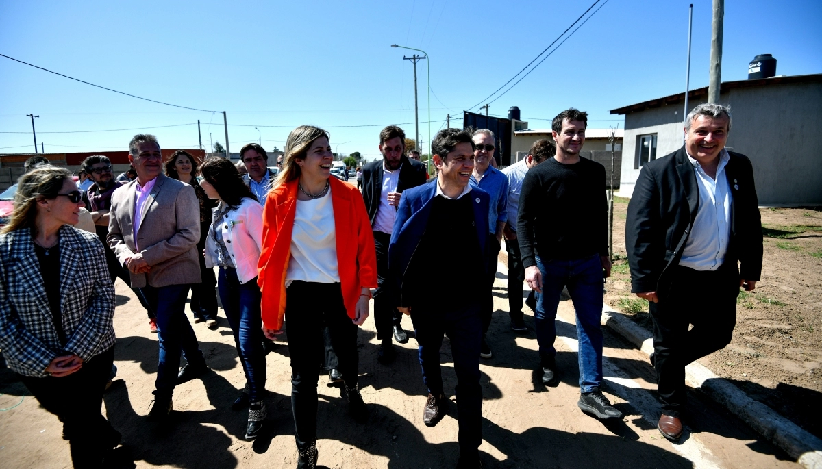 Kicillof entregó casas en otro distrito radical y dijo que su gestión es un “escudo” contra la motosierra