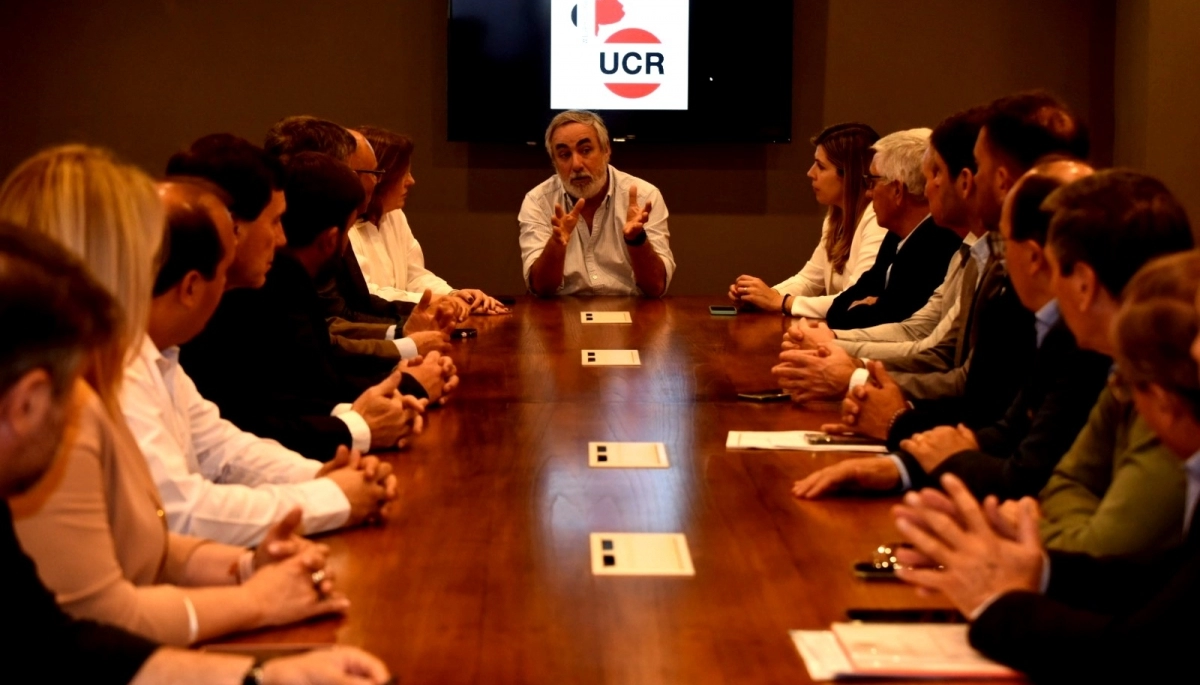 Elecciones UCR bonaerense: Miguel Fernández muestra músculo en una reunión con intendentes