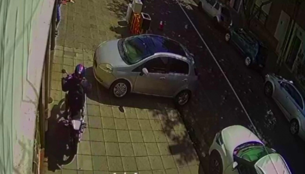 Inseguridad en Lanús: un hombre fue robado por un motochorro que aceleró en la vereda