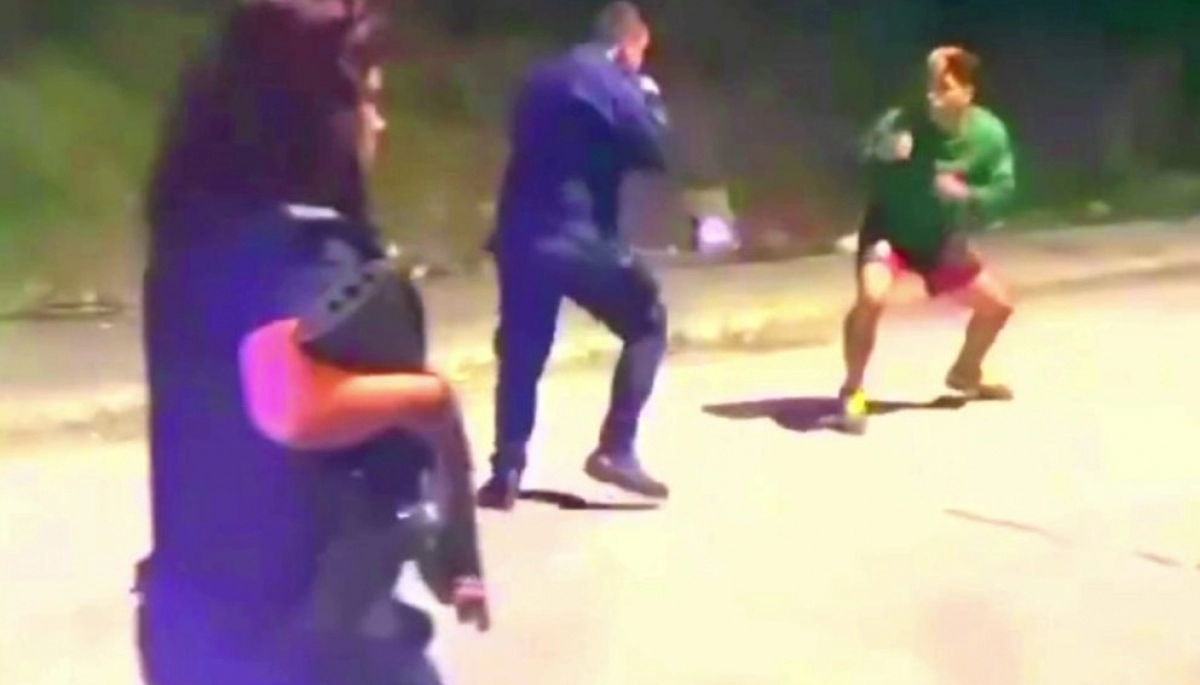 Mano a mano: en horas de trabajo, efectivo policial se agarró a trompadas con un joven