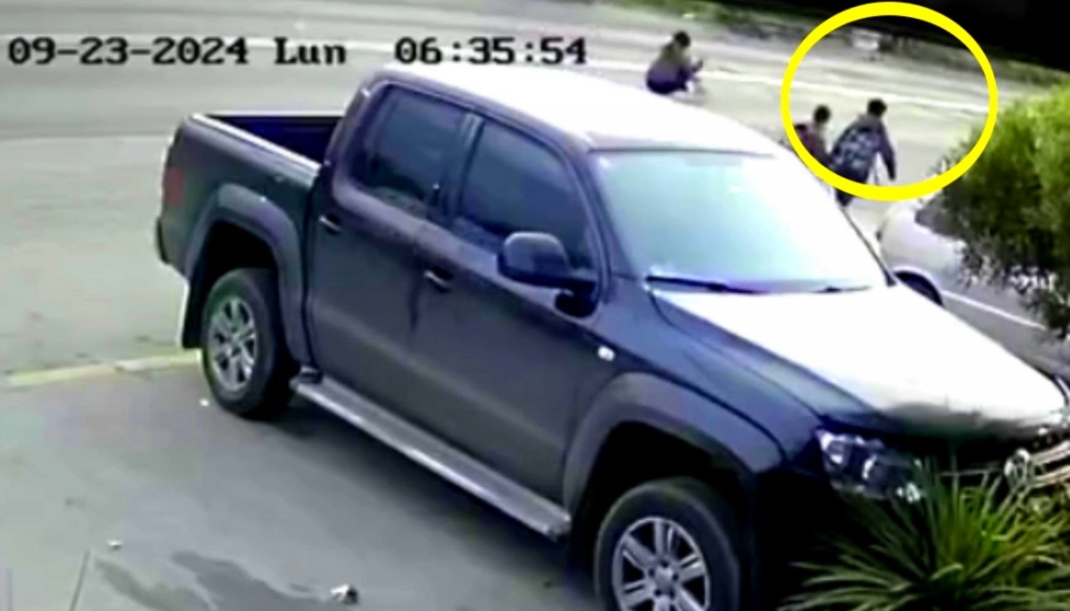 Motoquero que circulaba a alta velocidad, arrolló a dos niños que se dirigían a la escuela en Quilmes