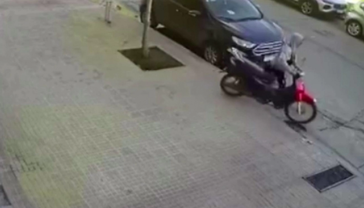 La Plata sin control: encapuchado se robó una moto a la rastra en el centro de la ciudad