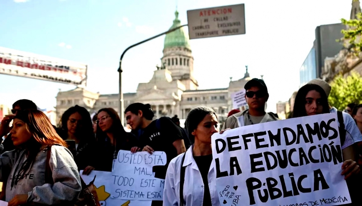 Milei no se achica con la marcha federal y buscará arancelar la educación universitaria a extranjeros