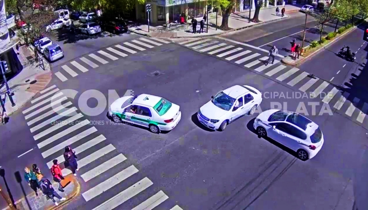 Robo, persecución y sangrienta balacera en el centro de La Plata