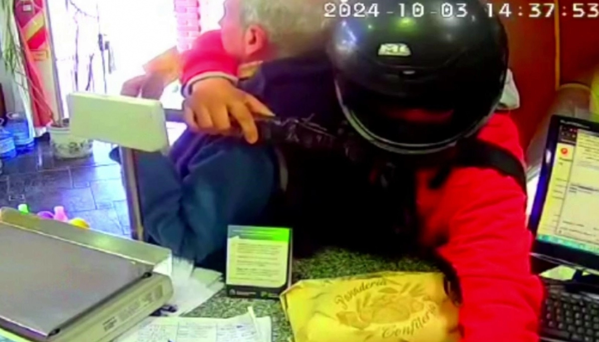 La Plata sin control: motochorro asaltó una panadería con un arma tumbera