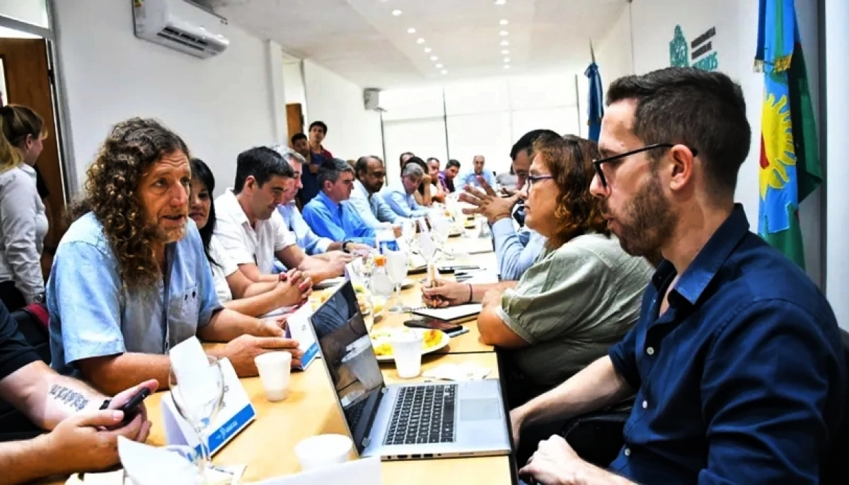 Kicillof convocó a estatales para negociar los salarios y podría volver a ser en dos tramos
