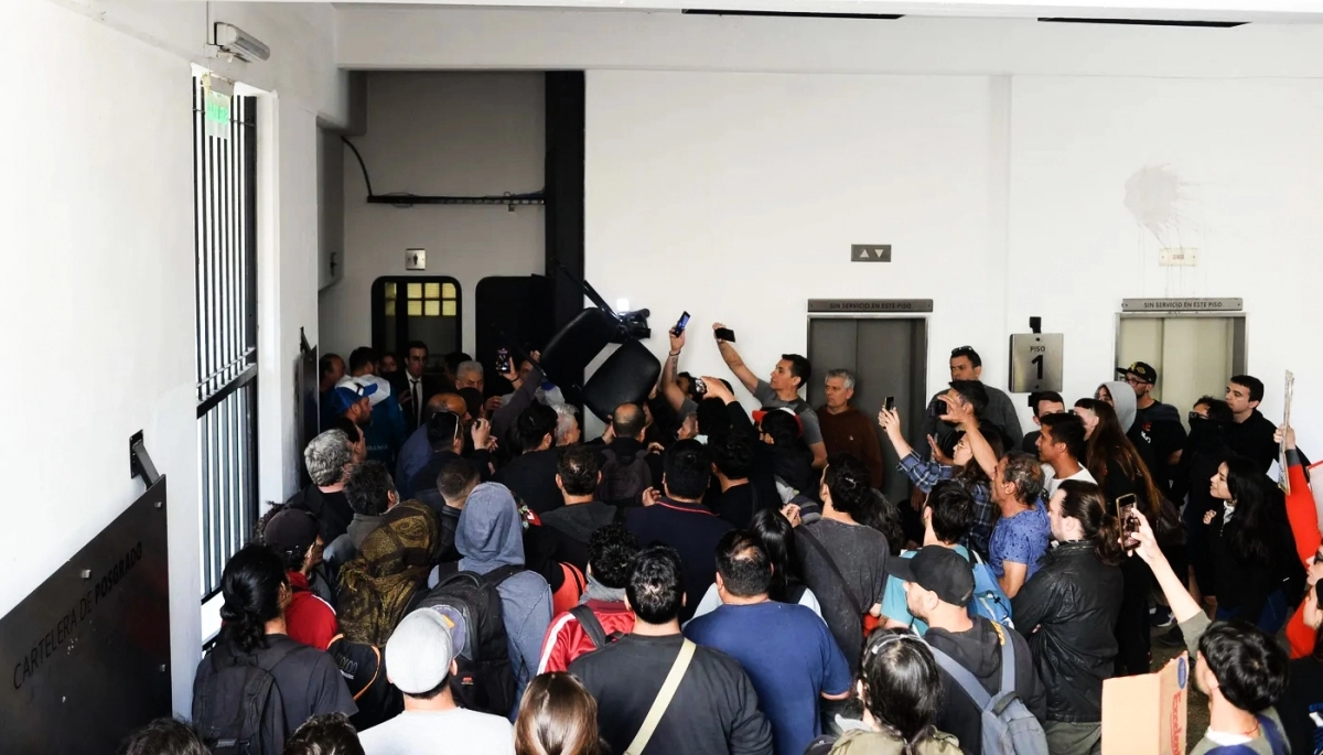 Libertarios organizaron una charla en la UNLP y se cruzaron con universitarios en La Plata