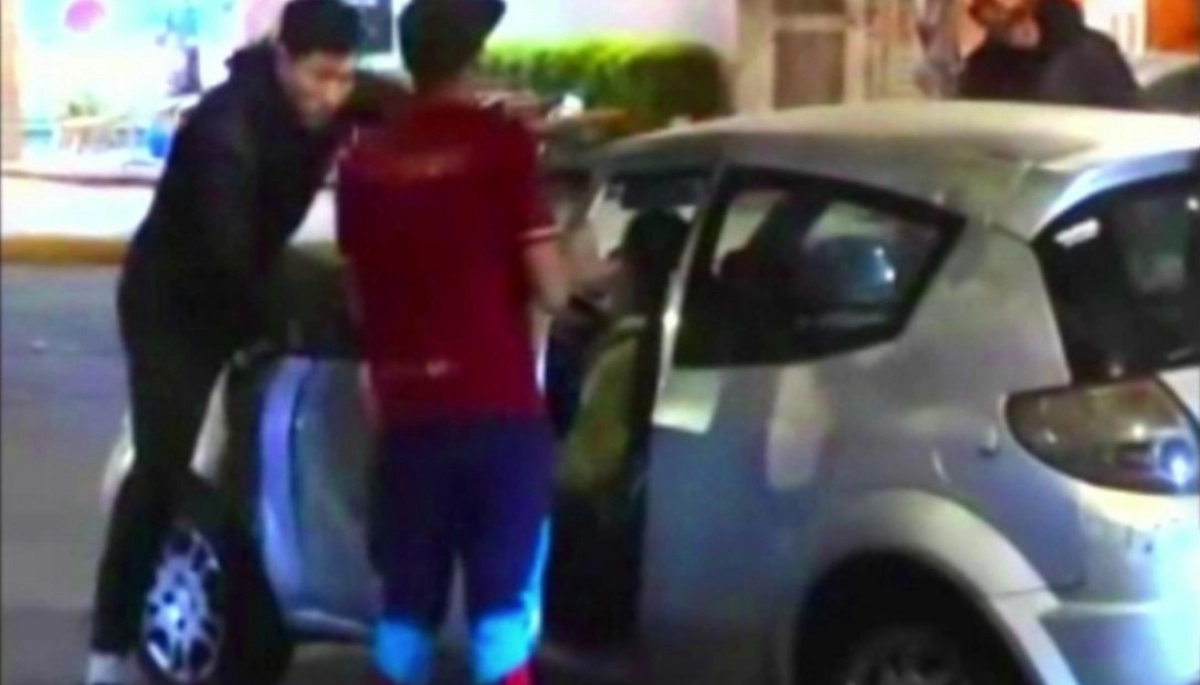 "¡Sinvergüenza!" La persiguió, se colgó del auto y evitó que fugue presunta mechera en Lanús