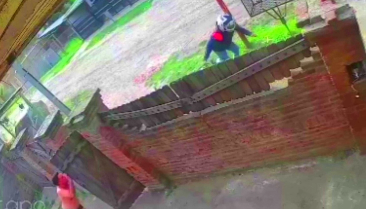 Se arrojó desde una ventana y puso en fuga a motochorros que asaltaban a la hermana