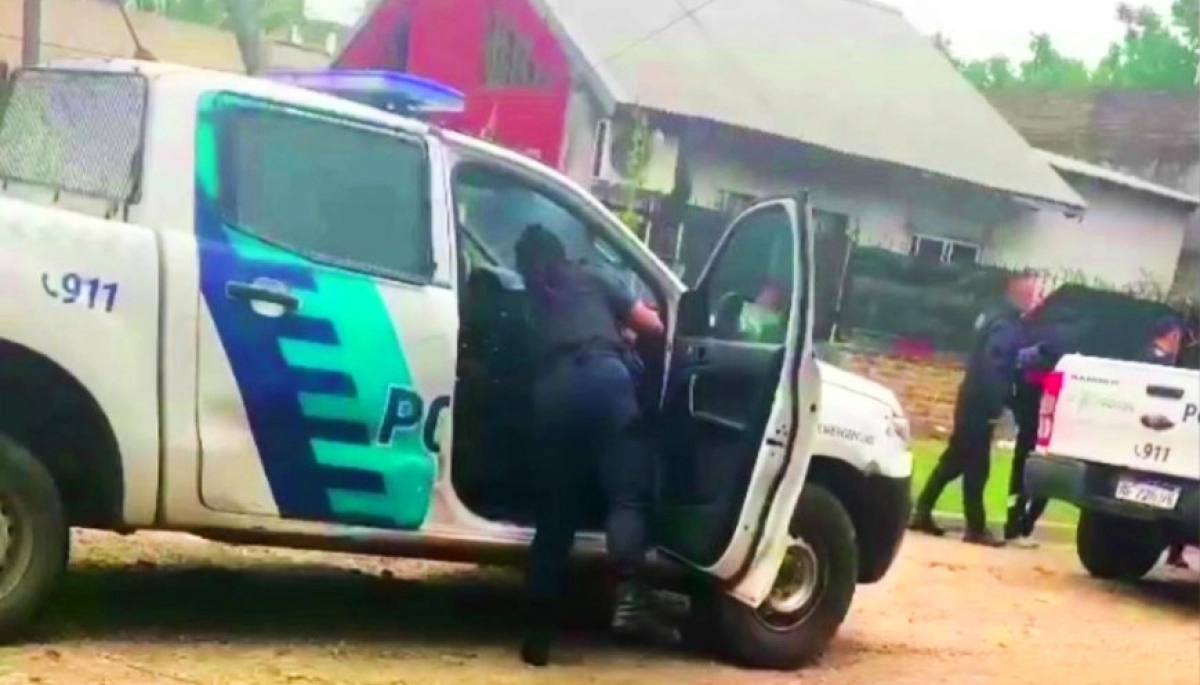 Escapaba de la policía, se cayó de la moto y los vecinos casi lo linchan