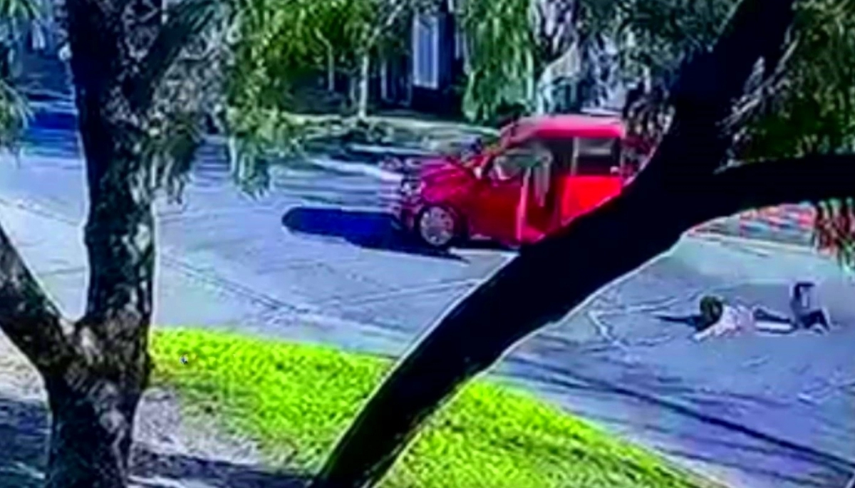 Para evitar el robo del auto, se colgó de la puerta y sufrió gravísimas heridas cuando rodó por el pavimento