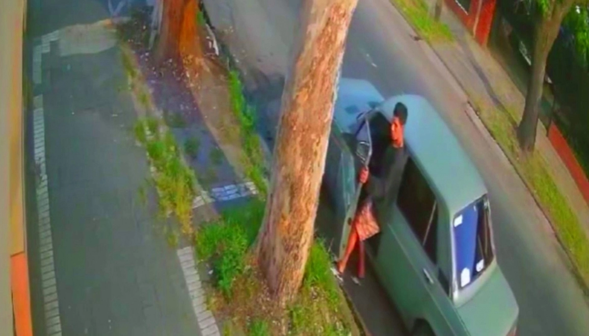 Enamorados de lo ajeno: en Lanús buscan a una pareja que roba vehículos en la vía pública