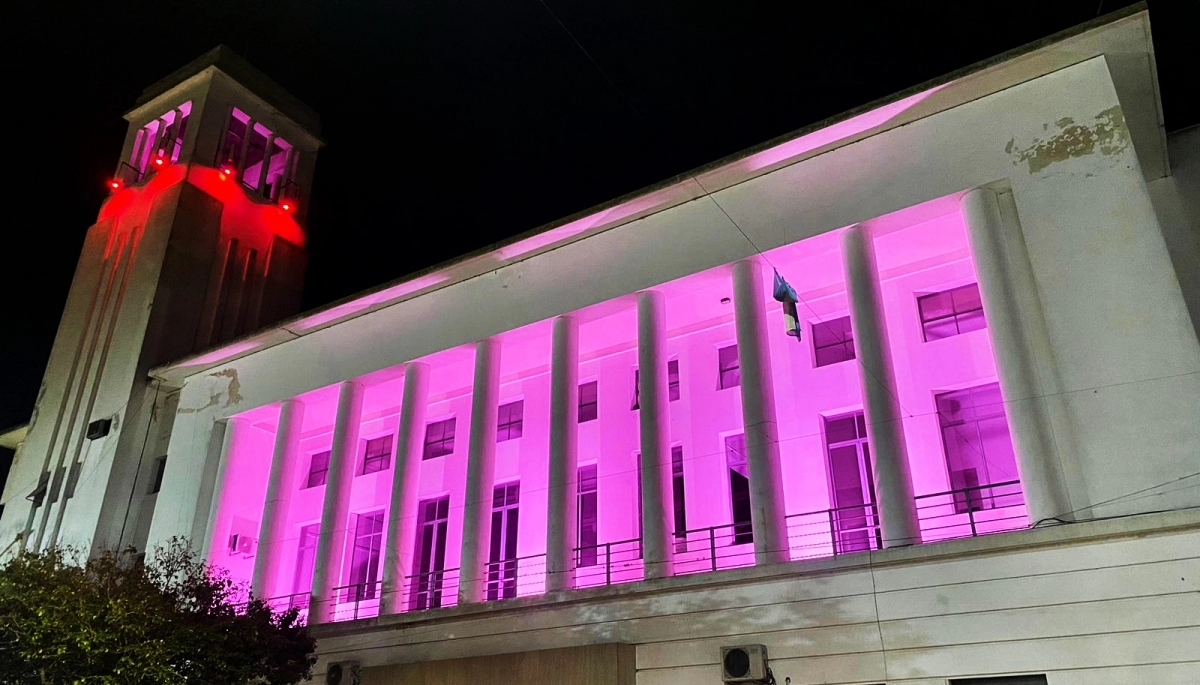 25 de Mayo iluminó sus edificios de color rosa por la lucha contra el cáncer de mama