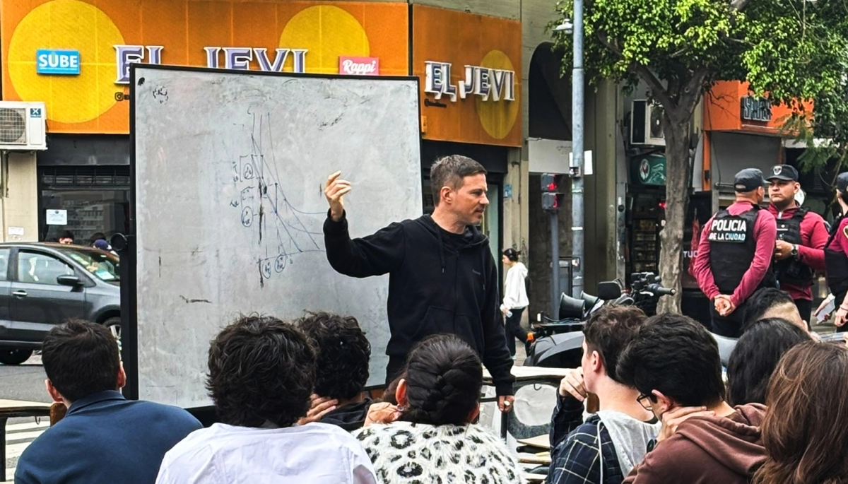 Un ministro de Kicillof dio clases en la calle en defensa de las universidades públicas