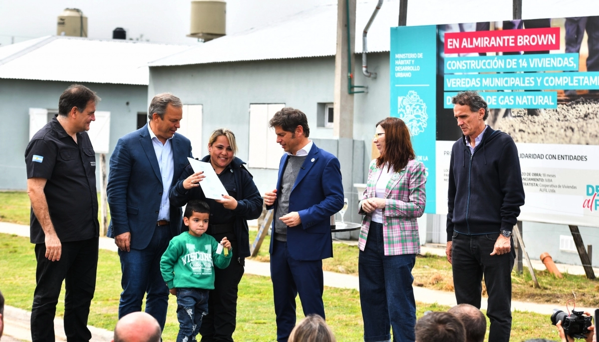 Junto a Cascallares, Kicillof entregó viviendas en el Barrio Las Brisas de Almirante Brown