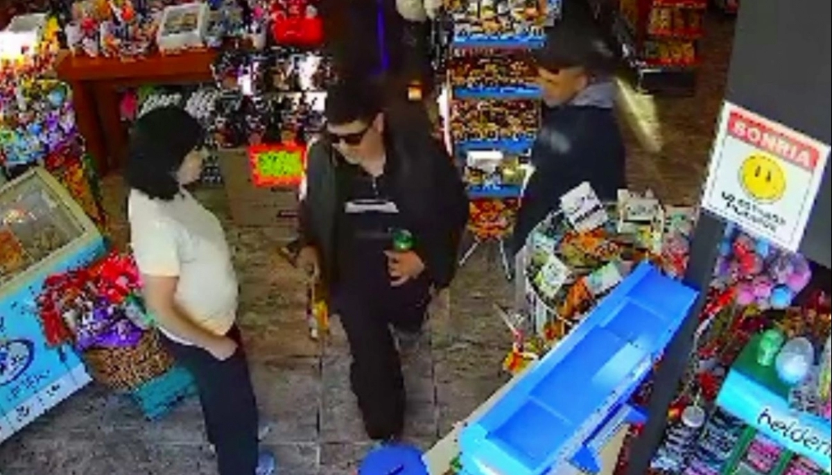 No tienen vergüenza: un sonriente ladrón robó cervezas a las 7 am y delante de la kiosquera