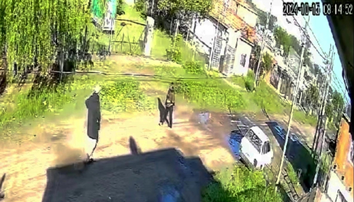 Durante un brutal asalto, una mujer fue golpeada y arrastrada por la calle