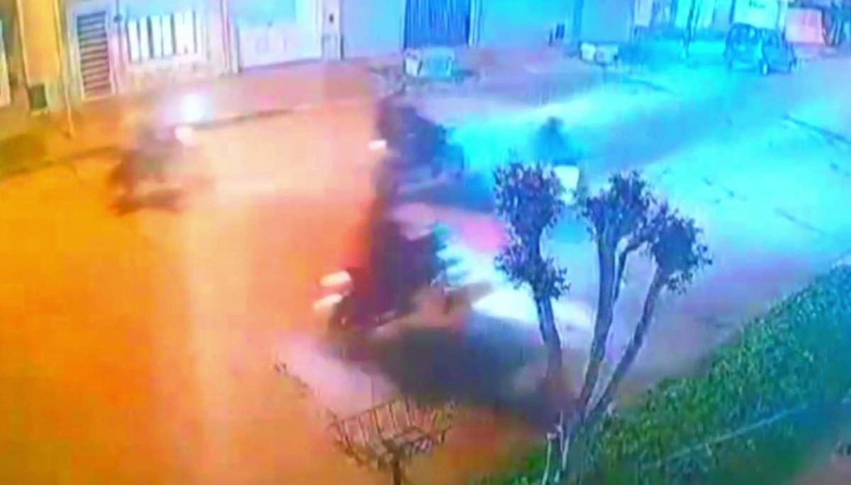 Una manada de motochorros interceptó a una motoquera y le robaron todo