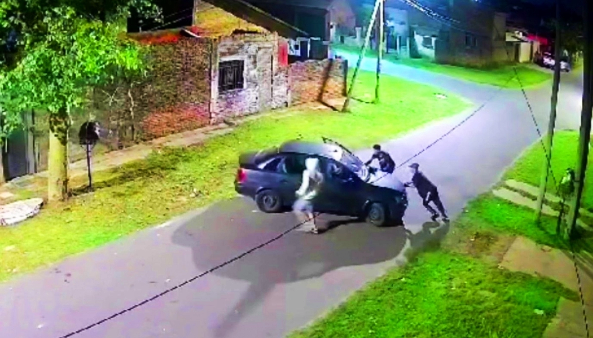 En la madrugada, descalzos y con empujones, adolescentes le robaron el auto a un familia