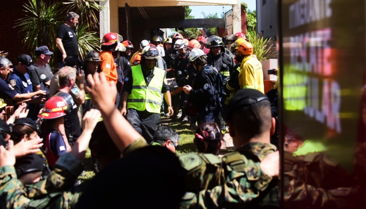 Derrumbe en Villa Gesell: confirmaron un fallecido y siguen en la búsqueda de supervivientes