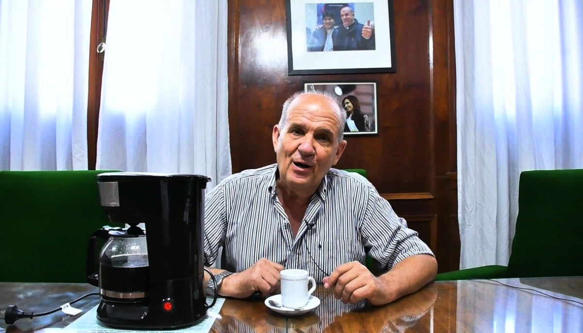 “Viva el comercio argentino”, ironizó Zurro por la cafetera de casi 2 millones de pesos de Pettovello